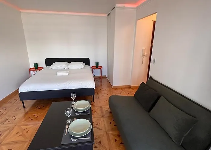 La - Tram Access And Private Parking Apartment