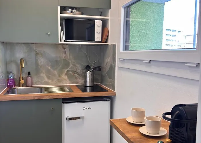 La - Tram Access And Private Parking Apartment
